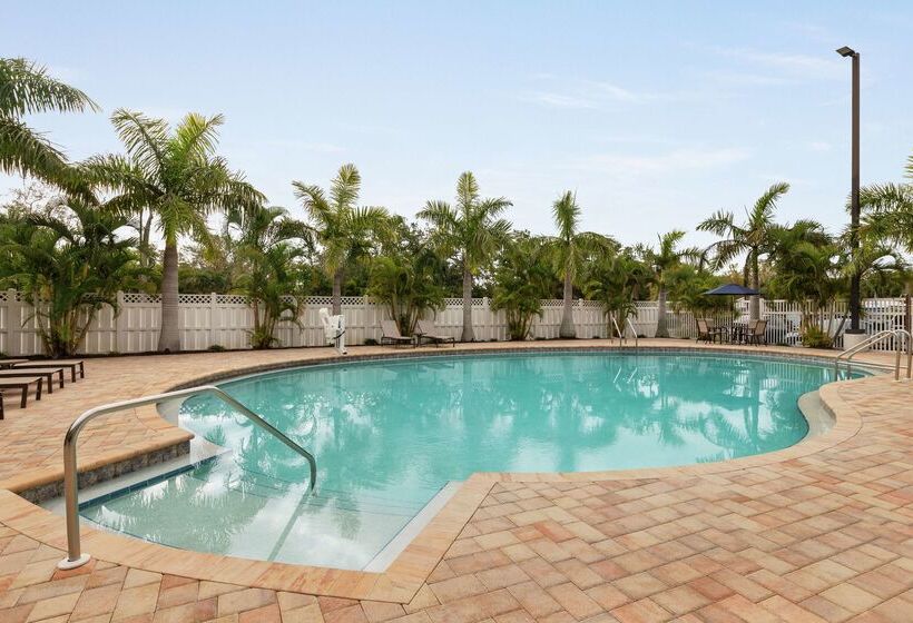 فندق Spark By Hilton Sarasota Siesta Key Gateway