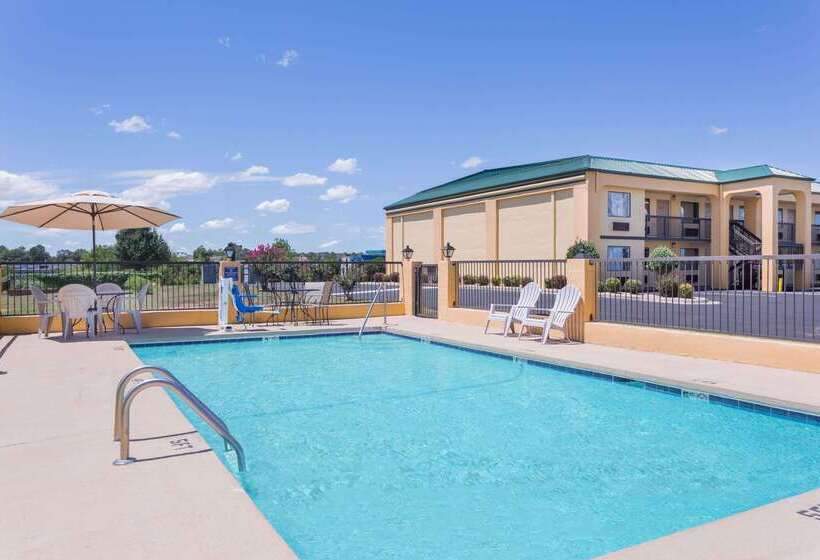 هتل Days Inn By Wyndham Byron