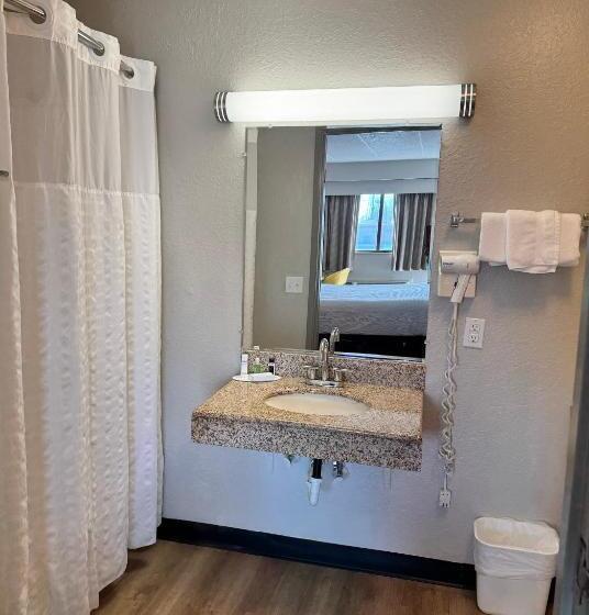 בית מלון כפרי Days Inn By Wyndham Cloverdale Greencastle