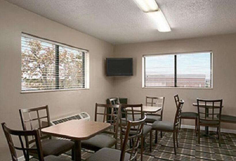בית מלון כפרי Days Inn By Wyndham Cloverdale Greencastle