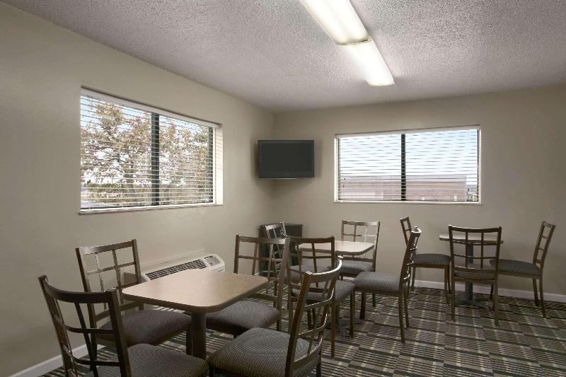 בית מלון כפרי Days Inn By Wyndham Cloverdale Greencastle