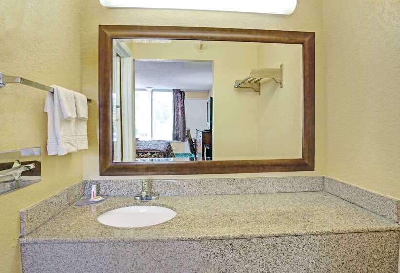 هتل Days Inn By Wyndham Norfolk Military Circle