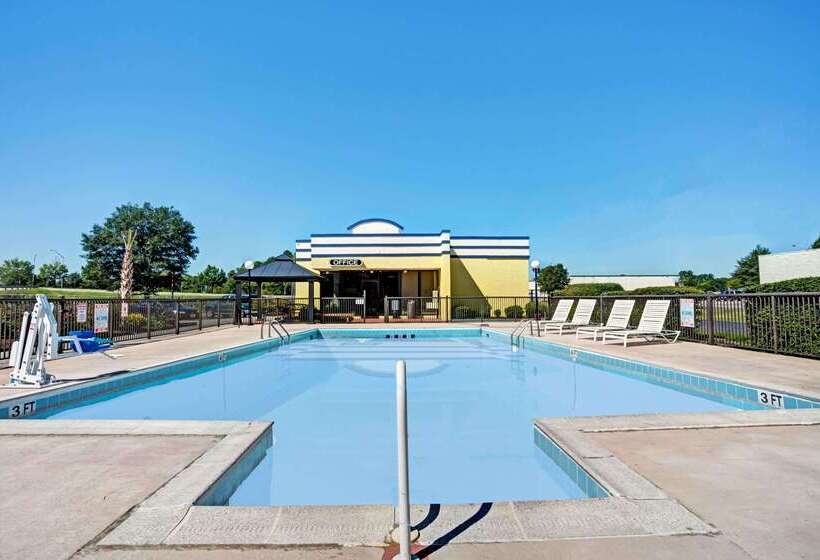 هتل Days Inn By Wyndham Norfolk Military Circle
