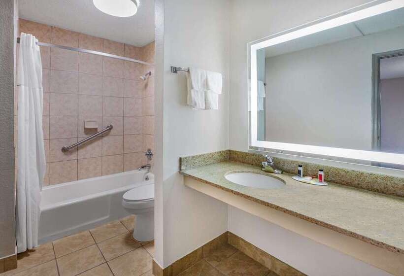 هتل Days Inn By Wyndham Roanoke Near I81
