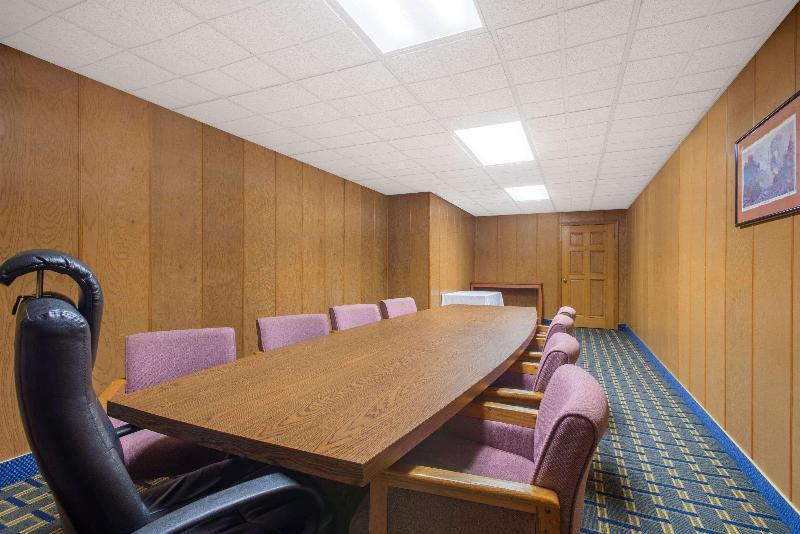 هتل Days Inn By Wyndham Roanoke Near I81