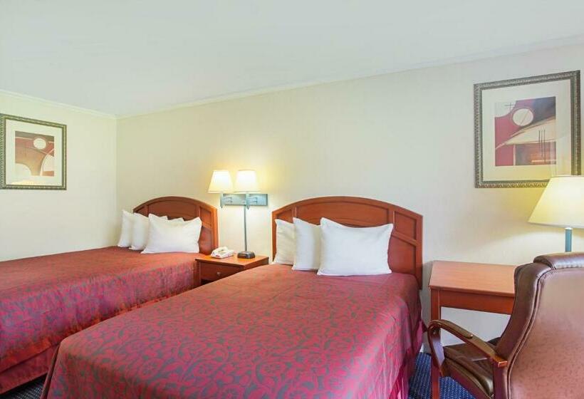 בית מלון כפרי Days Inn By Wyndham Tallahasseegovernment Center
