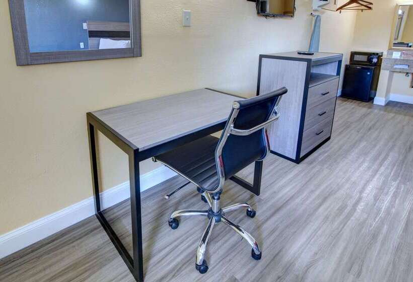 هتل Econo Lodge At Military Circle
