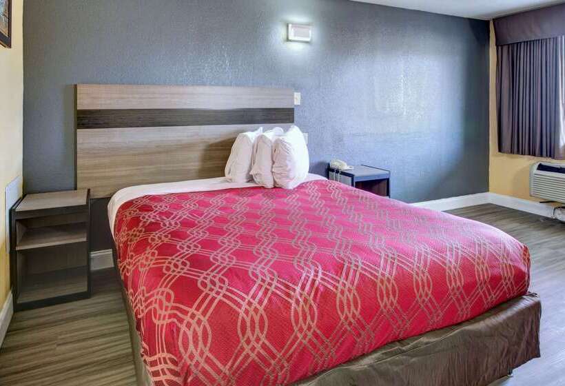 هتل Econo Lodge At Military Circle