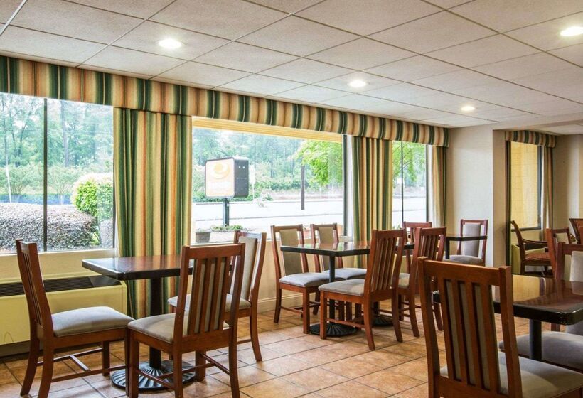هتل Econo Lodge Inn & Suites At Fort Moore