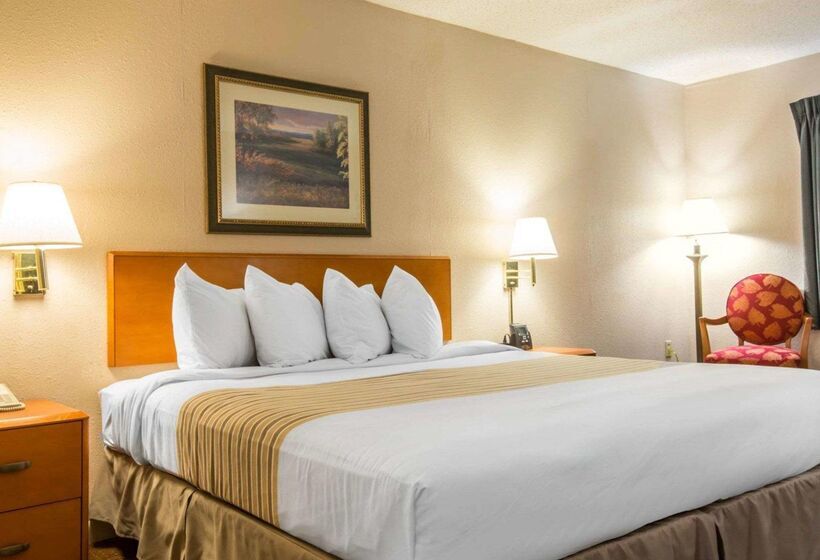 هتل Econo Lodge Inn & Suites At Fort Moore