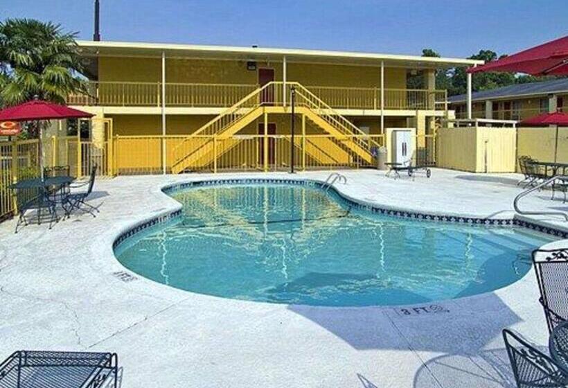 هتل Econo Lodge Inn & Suites At Fort Moore