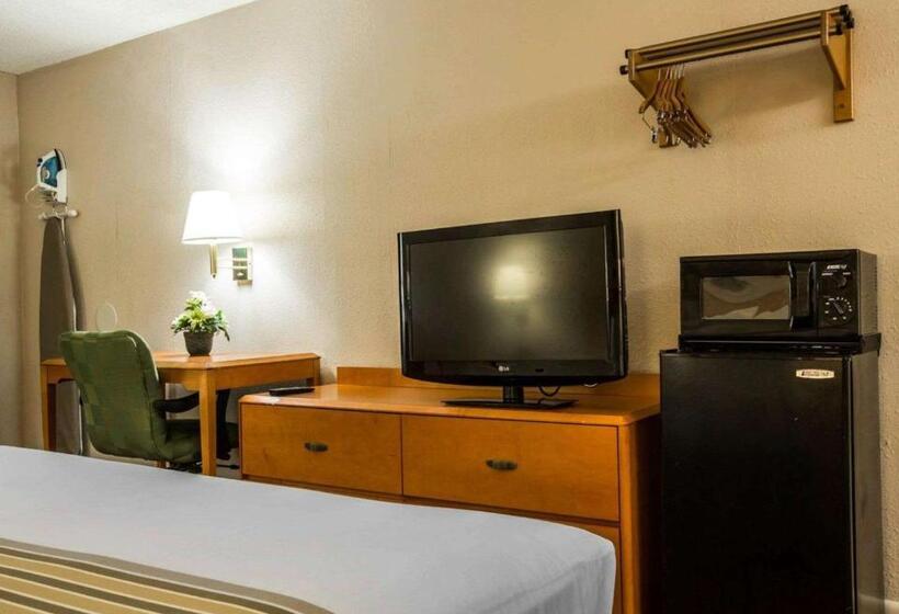 هتل Econo Lodge Inn & Suites At Fort Moore
