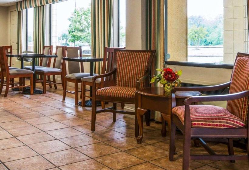 هتل Econo Lodge Inn & Suites At Fort Moore