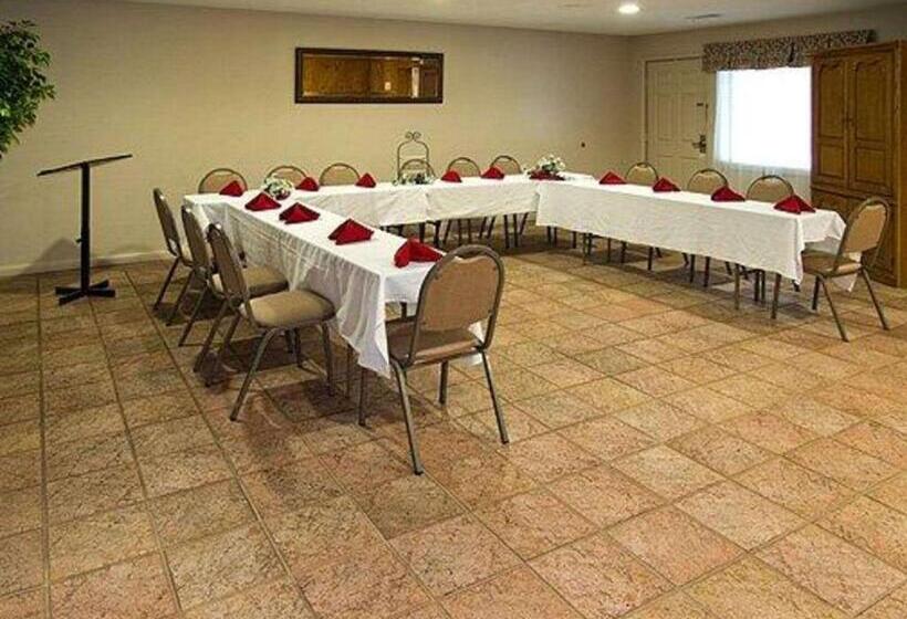 هتل Econo Lodge Inn & Suites At Fort Moore
