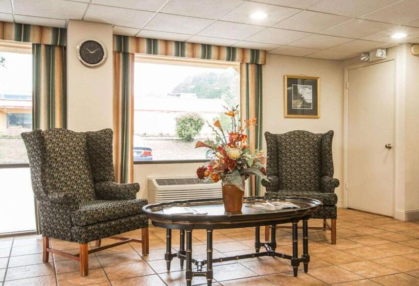 هتل Econo Lodge Inn & Suites At Fort Moore