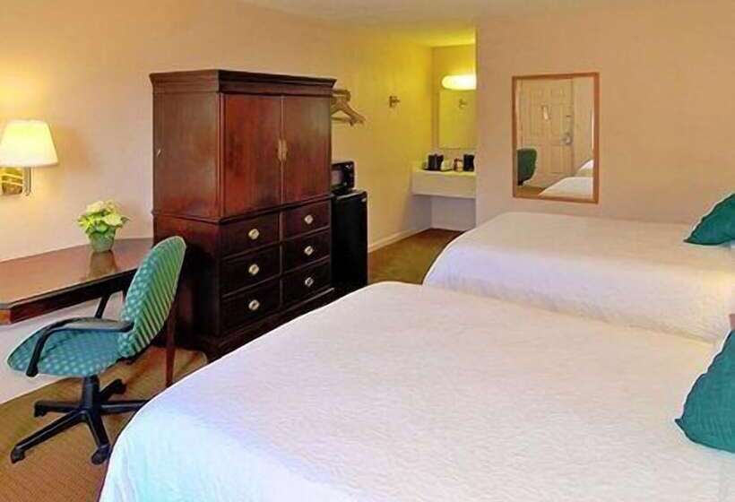 هتل Econo Lodge Inn & Suites At Fort Moore
