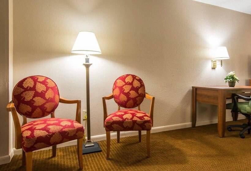 هتل Econo Lodge Inn & Suites At Fort Moore