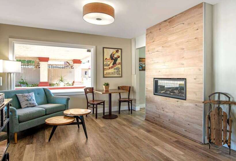 בית מלון כפרי Econo Lodge Inn & Suites Durango