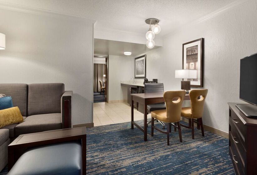 هتل Embassy Suites By Hilton Columbus