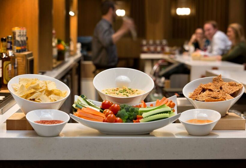 Отель Embassy Suites By Hilton Austin Downtown South Congress