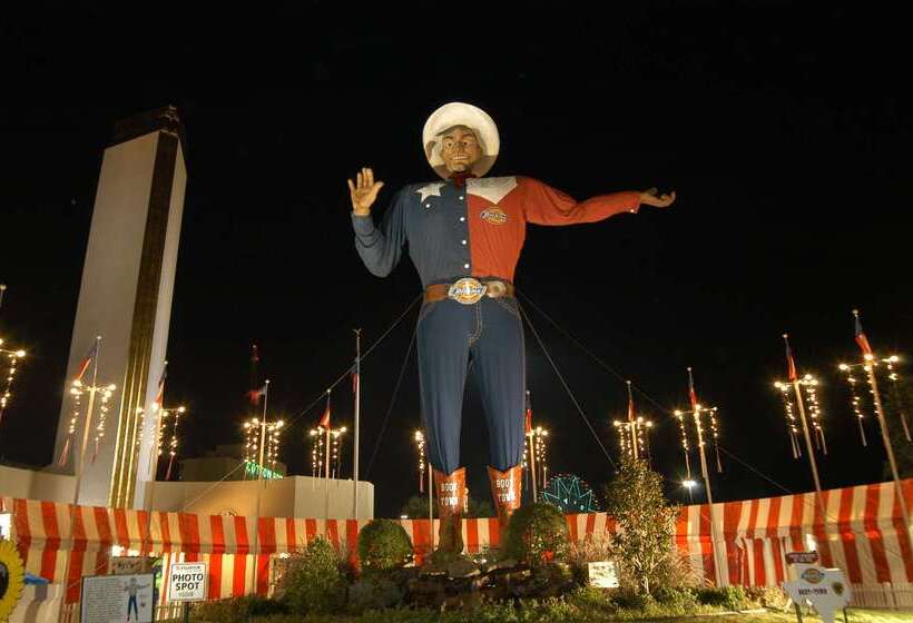 בית מלון כפרי Embassy Suites By Hilton Dallas Market Center