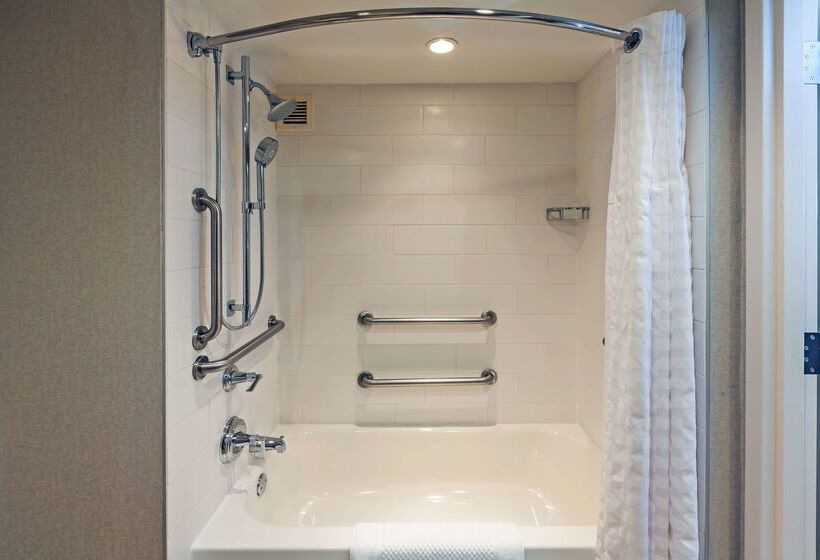 בית מלון כפרי Embassy Suites By Hilton Dallas Market Center