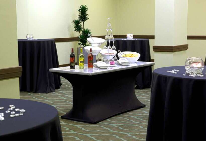 בית מלון כפרי Embassy Suites By Hilton Dallas Market Center