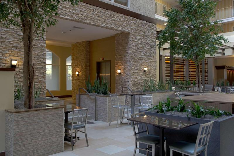 בית מלון כפרי Embassy Suites By Hilton Dallas Market Center
