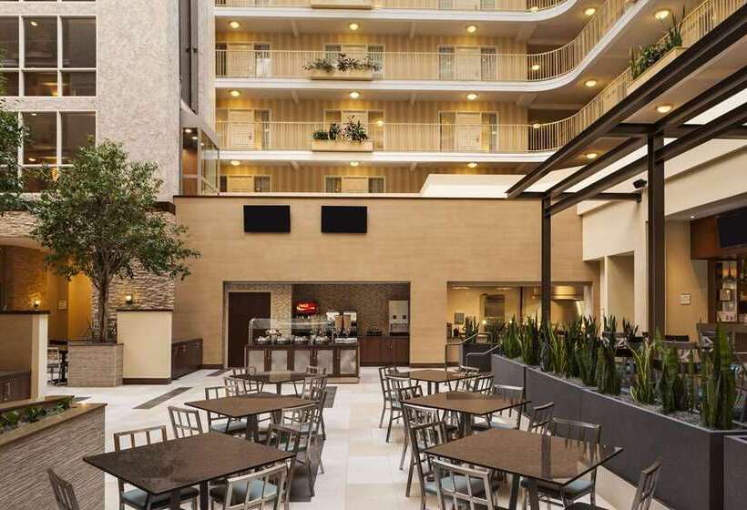 בית מלון כפרי Embassy Suites By Hilton Dallas Market Center
