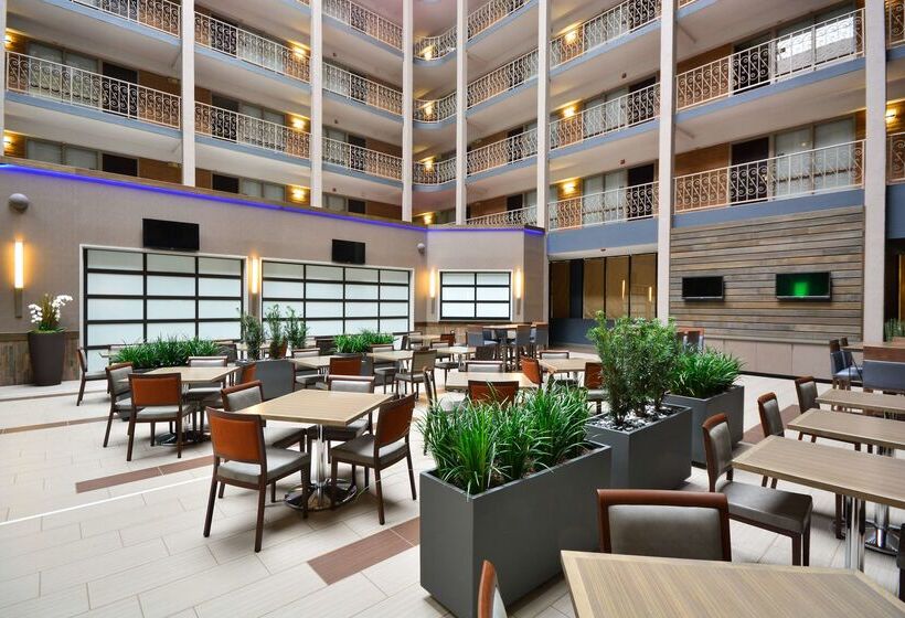 هتل Embassy Suites By Hilton Denver Central Park