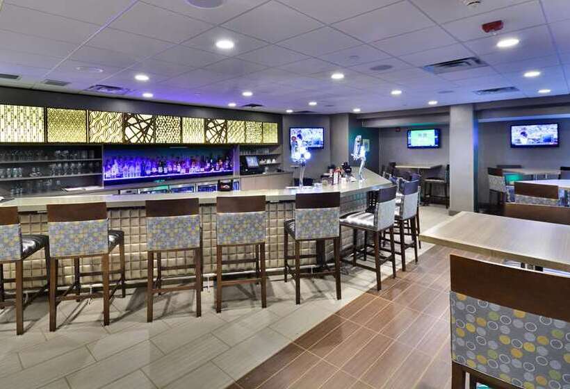 هتل Embassy Suites By Hilton Denver Central Park