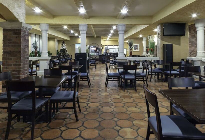 בית מלון כפרי Embassy Suites By Hilton Kansas City Plaza