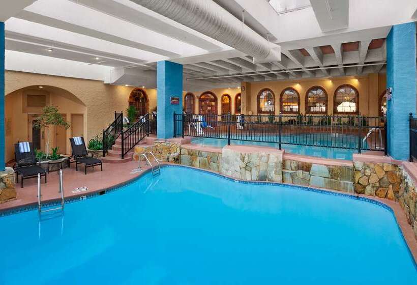 בית מלון כפרי Embassy Suites By Hilton Kansas City Plaza