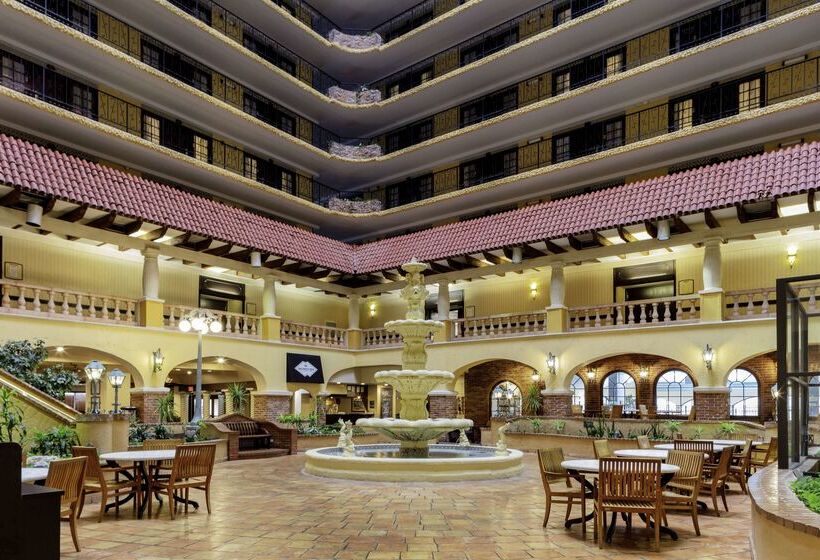 בית מלון כפרי Embassy Suites By Hilton Kansas City Plaza