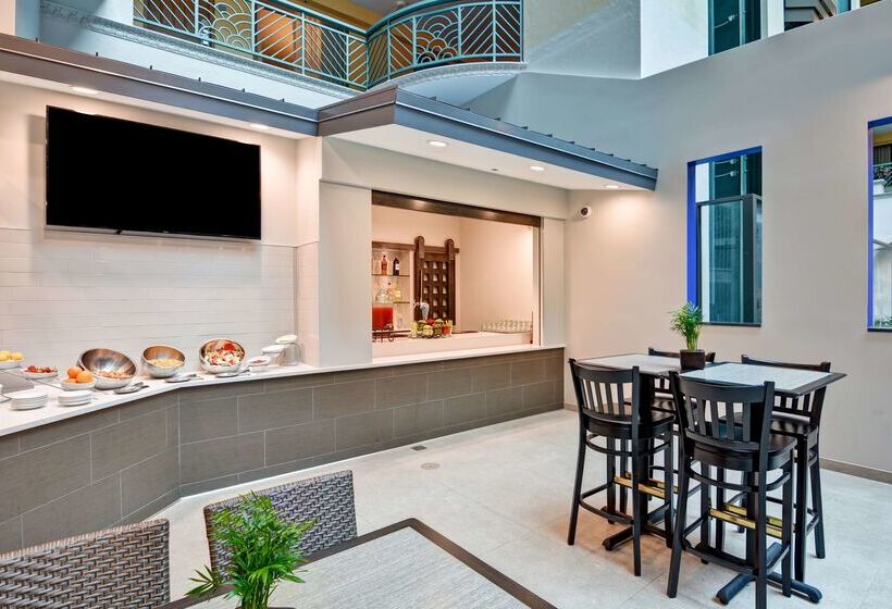 בית מלון כפרי Embassy Suites By Hilton Miami International Airport