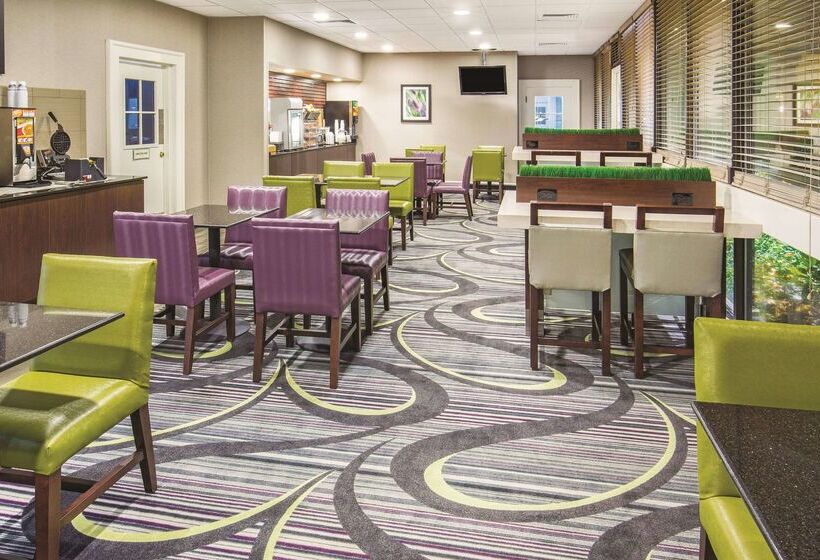 فندق Howard Johnson By Wyndham Sacramento Downtown