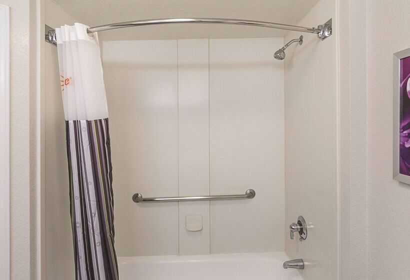 فندق Howard Johnson By Wyndham Sacramento Downtown