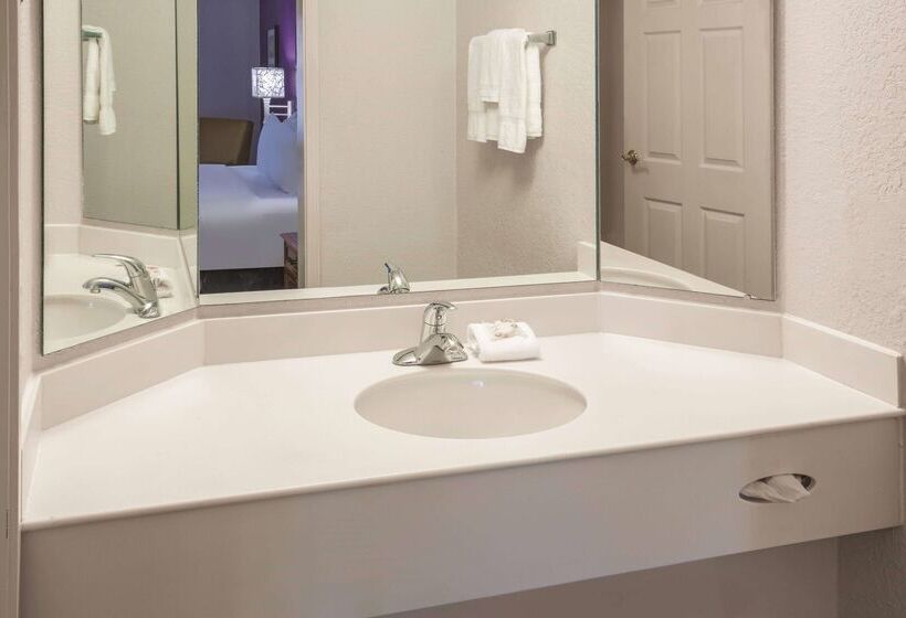 فندق Howard Johnson By Wyndham Sacramento Downtown