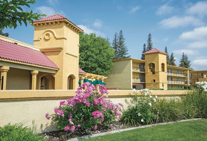 فندق Howard Johnson By Wyndham Sacramento Downtown