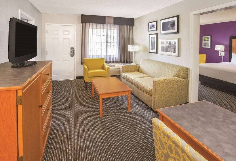 فندق Howard Johnson By Wyndham Sacramento Downtown