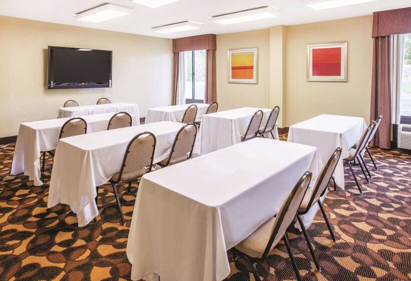 هتل Majestica Inn And Suites