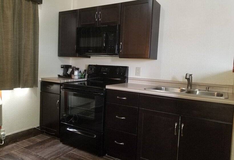 هتل Baymont By Wyndham Eau Claire Wi