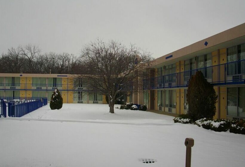 Отель Macomb Inn