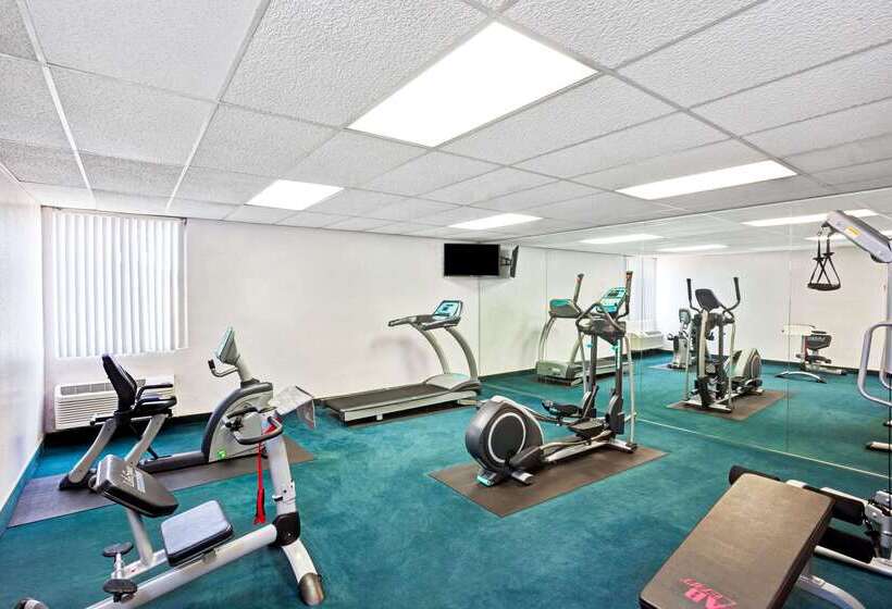 בית מלון כפרי Days Inn & Suites By Wyndham Fullerton