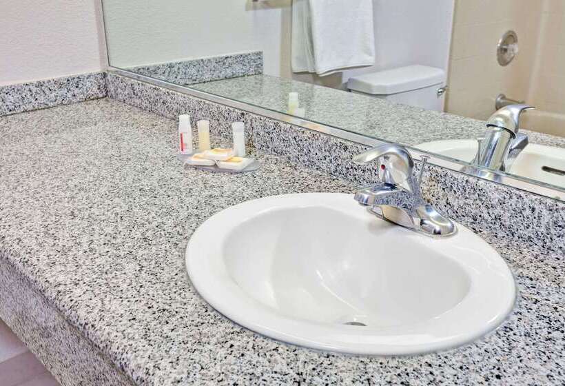 בית מלון כפרי Days Inn & Suites By Wyndham Fullerton