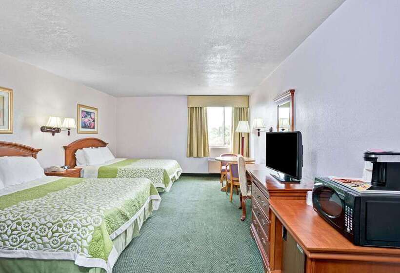 בית מלון כפרי Days Inn & Suites By Wyndham Fullerton