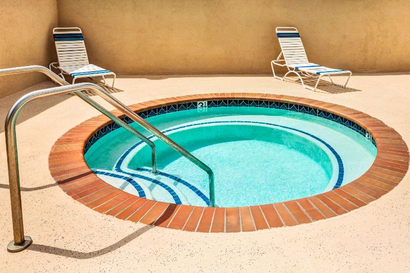 בית מלון כפרי Days Inn & Suites By Wyndham Fullerton