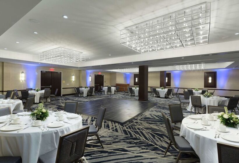 فندق Doubletree By Hilton Jamestown