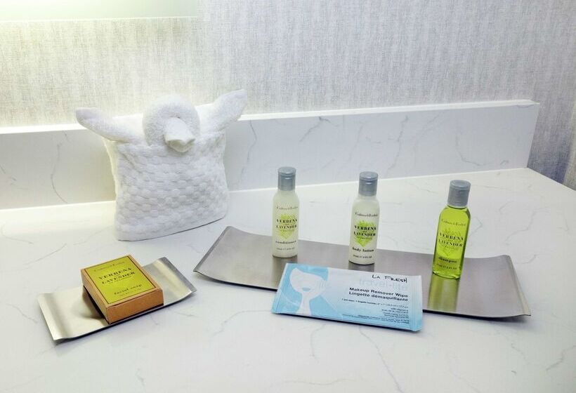 هتل Doubletree By Hilton Jamestown