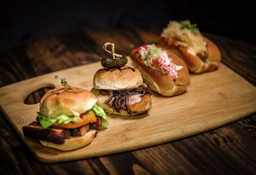 هتل Doubletree By Hilton Jamestown